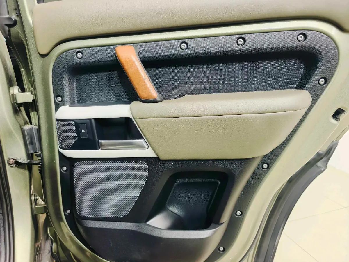 2021 Land Rover Defender 3.0T 400HP L6 8AT,autocango,china used car exporter,china ev exporter,chinese used car exporter,chinese used ev exporter