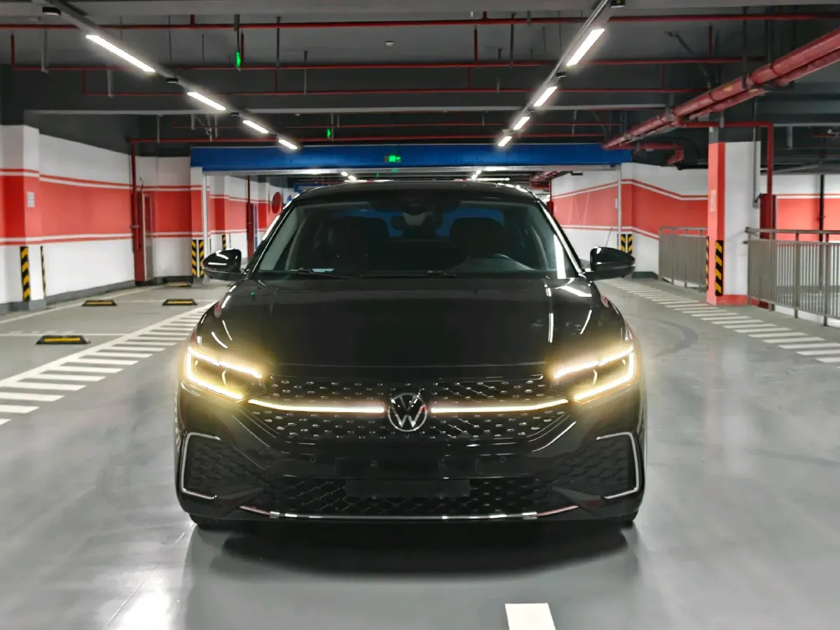 2021 Volkswagen Passat 2.0T 186HP L4 7DCT,autocango,china used car exporter,china ev exporter,chinese used car exporter,chinese used ev exporter