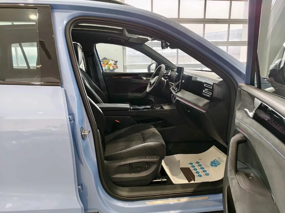 2024 Volkswagen Tiguan L 2.0T 220HP L4 7DCT,autocango,china used car exporter,china ev exporter,chinese used car exporter,chinese used ev exporter