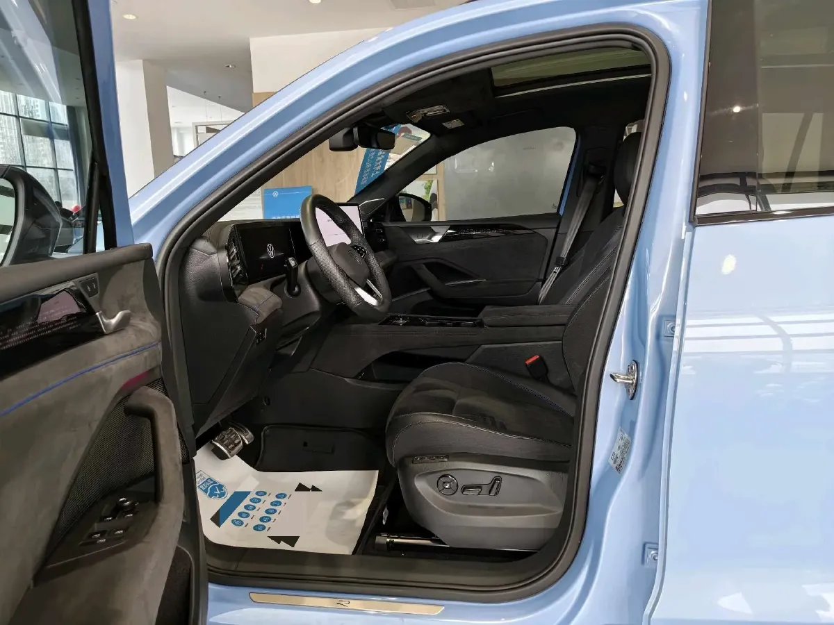 2024 Volkswagen Tiguan L 2.0T 220HP L4 7DCT,autocango,china used car exporter,china ev exporter,chinese used car exporter,chinese used ev exporter