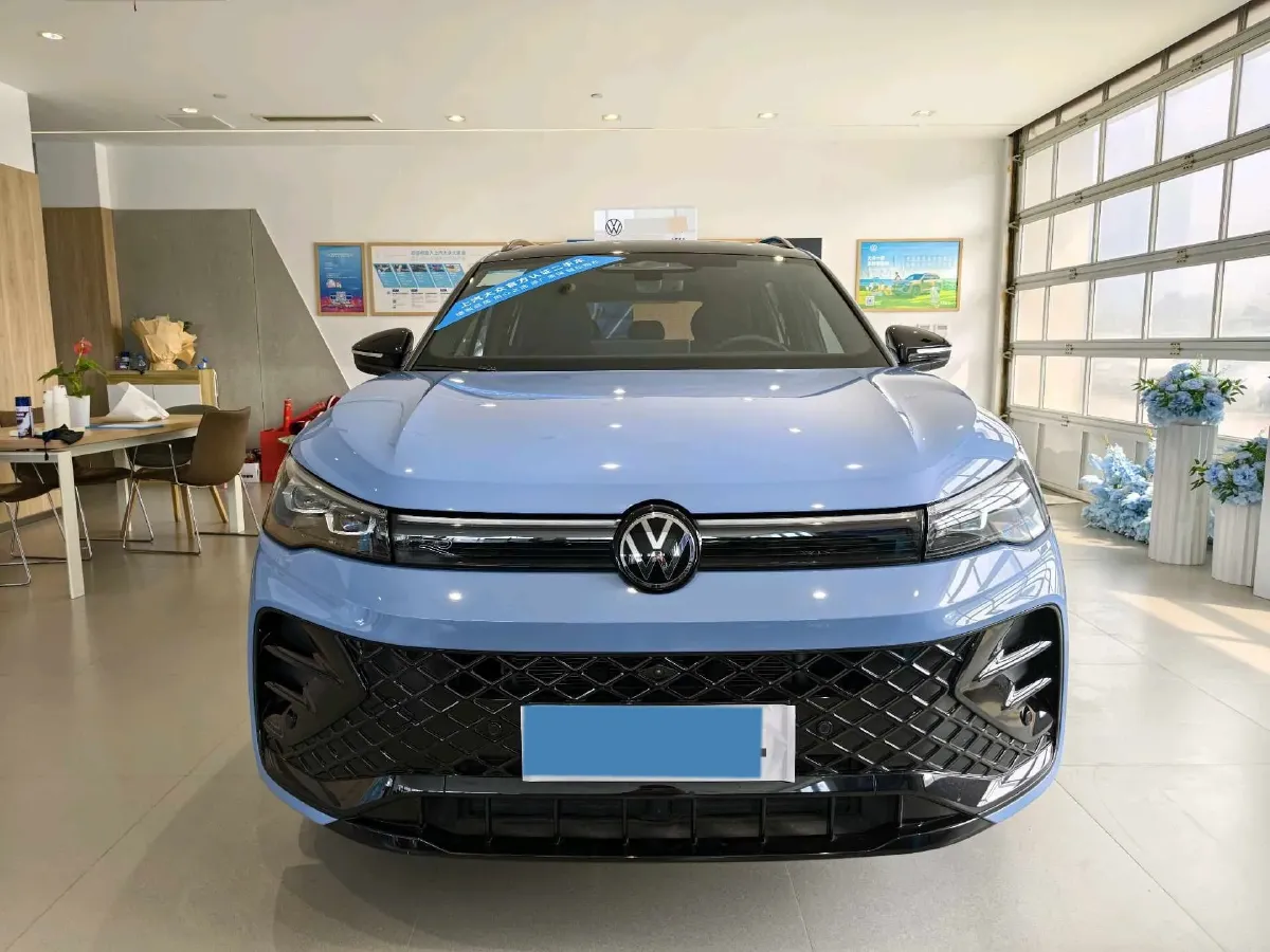 2024 Volkswagen Tiguan L 2.0T 220HP L4 7DCT,autocango,china used car exporter,china ev exporter,chinese used car exporter,chinese used ev exporter