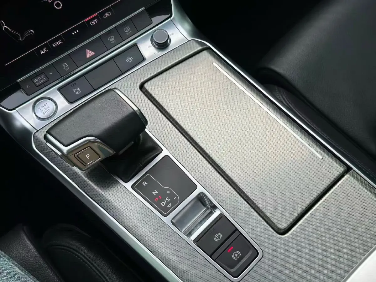 2020 Audi A6L 2.0T 190HP L4 7DCT,autocango,china used car exporter,china ev exporter,chinese used car exporter,chinese used ev exporter