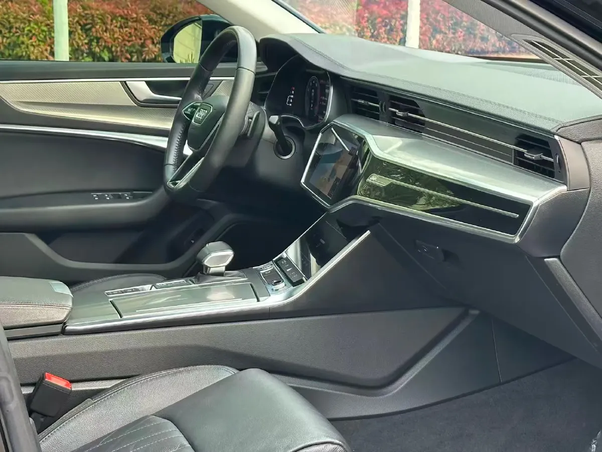 2020 Audi A6L 2.0T 190HP L4 7DCT,autocango,china used car exporter,china ev exporter,chinese used car exporter,chinese used ev exporter