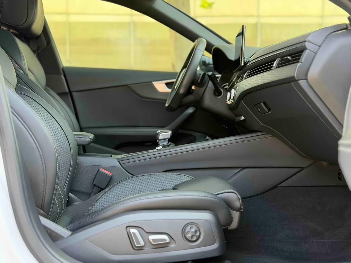 2024 Audi A4L 2.0T 190HP L4 7DCT,autocango,china used car exporter,china ev exporter,chinese used car exporter,chinese used ev exporter