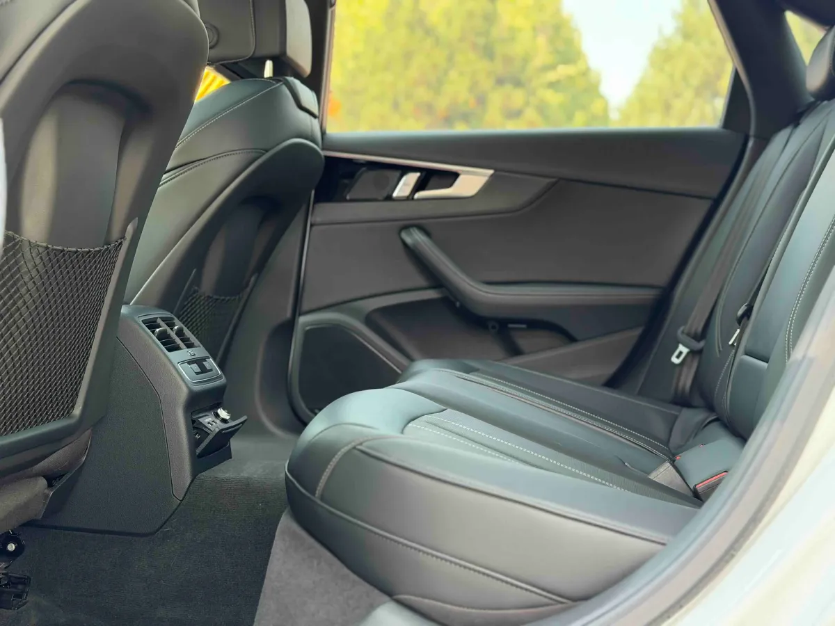 2024 Audi A4L 2.0T 190HP L4 7DCT,autocango,china used car exporter,china ev exporter,chinese used car exporter,chinese used ev exporter