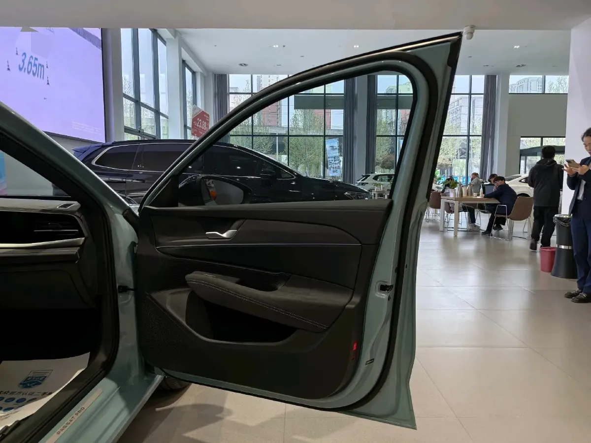 2025 Volkswagen Passat 2.0T 220HP L4 7DCT,autocango,china used car exporter,china ev exporter,chinese used car exporter,chinese used ev exporter