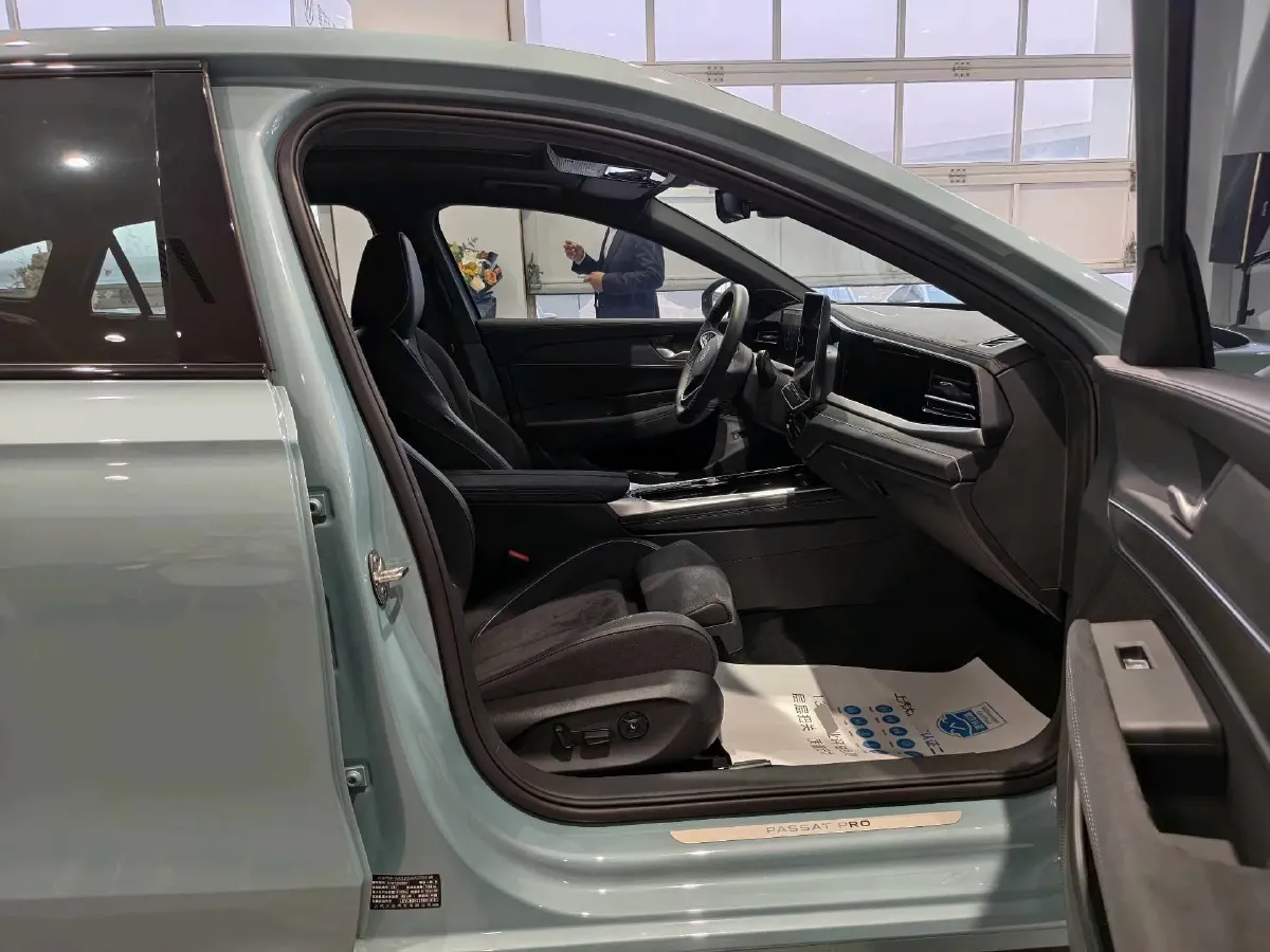 2025 Volkswagen Passat 2.0T 220HP L4 7DCT,autocango,china used car exporter,china ev exporter,chinese used car exporter,chinese used ev exporter