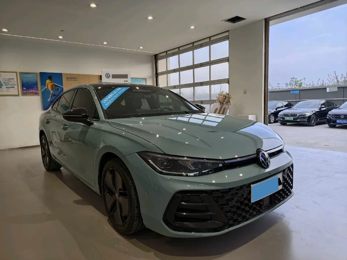 2025 Volkswagen Passat 2.0T 220HP L4 7DCT,autocango,china used car exporter,china ev exporter,chinese used car exporter,chinese used ev exporter