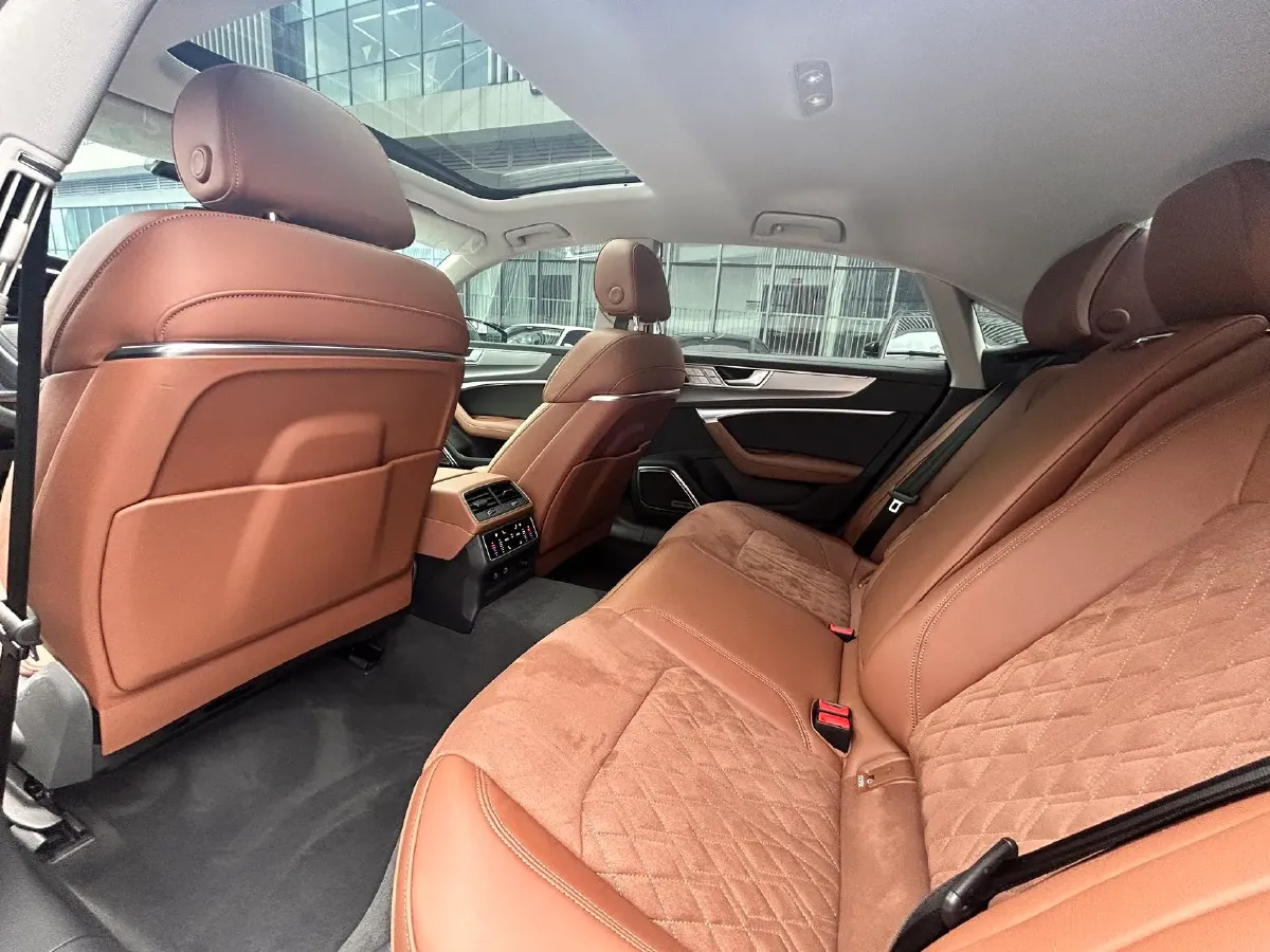 2024 Audi A7L 2.0T 245HP L4 7DCT,autocango,china used car exporter,china ev exporter,chinese used car exporter,chinese used ev exporter