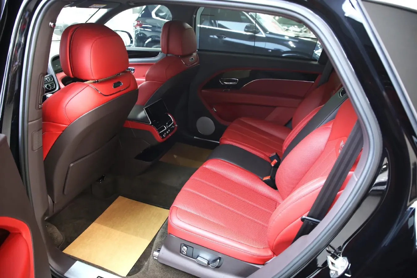 2024 Bentley Bentayga 4.0T 550HP V8 8AT,autocango,china used car exporter,china ev exporter,chinese used car exporter,chinese used ev exporter