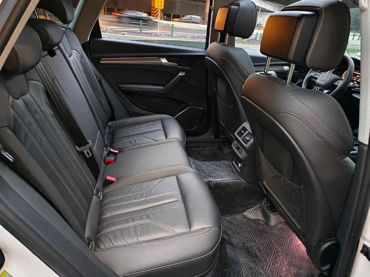 2022 Audi Q5L 2.0T 190HP L4 7DCT,autocango,china used car exporter,china ev exporter,chinese used car exporter,chinese used ev exporter