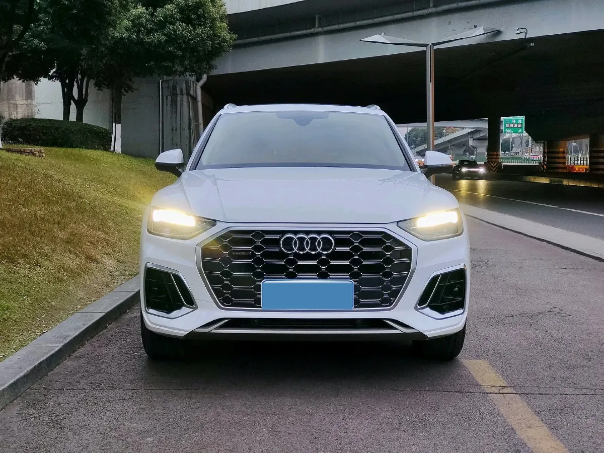 2022 Audi Q5L 2.0T 190HP L4 7DCT,autocango,china used car exporter,china ev exporter,chinese used car exporter,chinese used ev exporter
