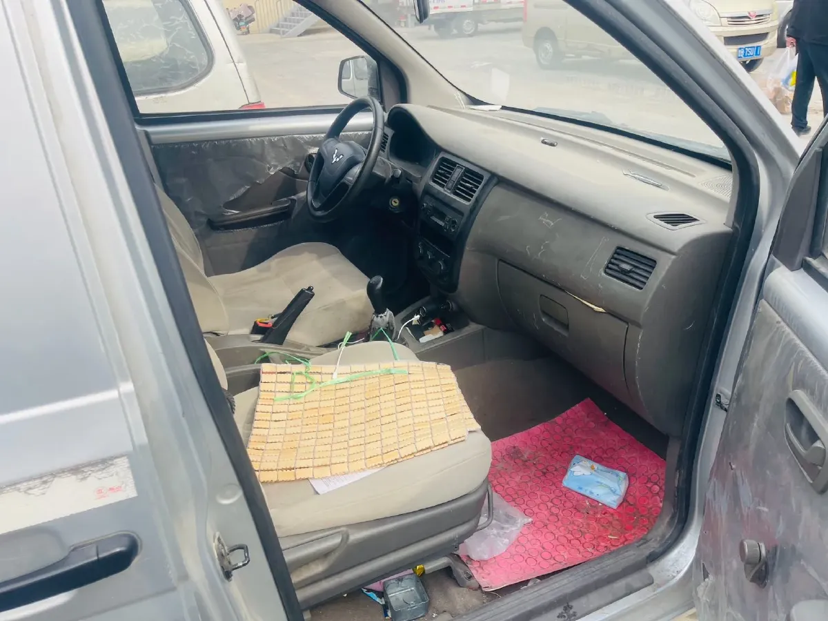 2019 WuLing RongGuang V 1.2L 82HP L4 5MT,autocango,china used car exporter,china ev exporter,chinese used car exporter,chinese used ev exporter