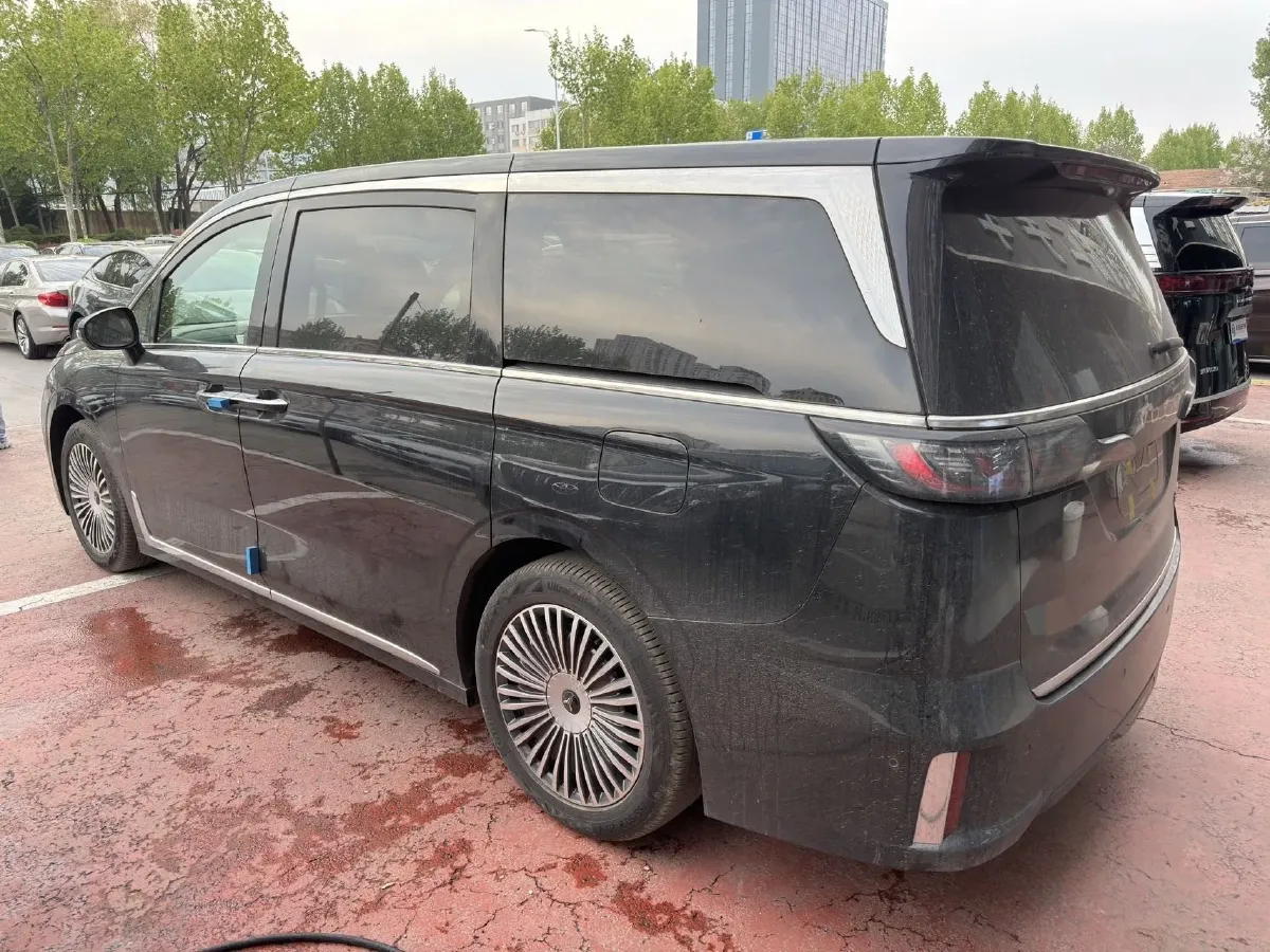 2025 Voyah Dream 1.5T 150HP L4 PHEV 41.7KWH,autocango,china used car exporter,china ev exporter,chinese used car exporter,chinese used ev exporter