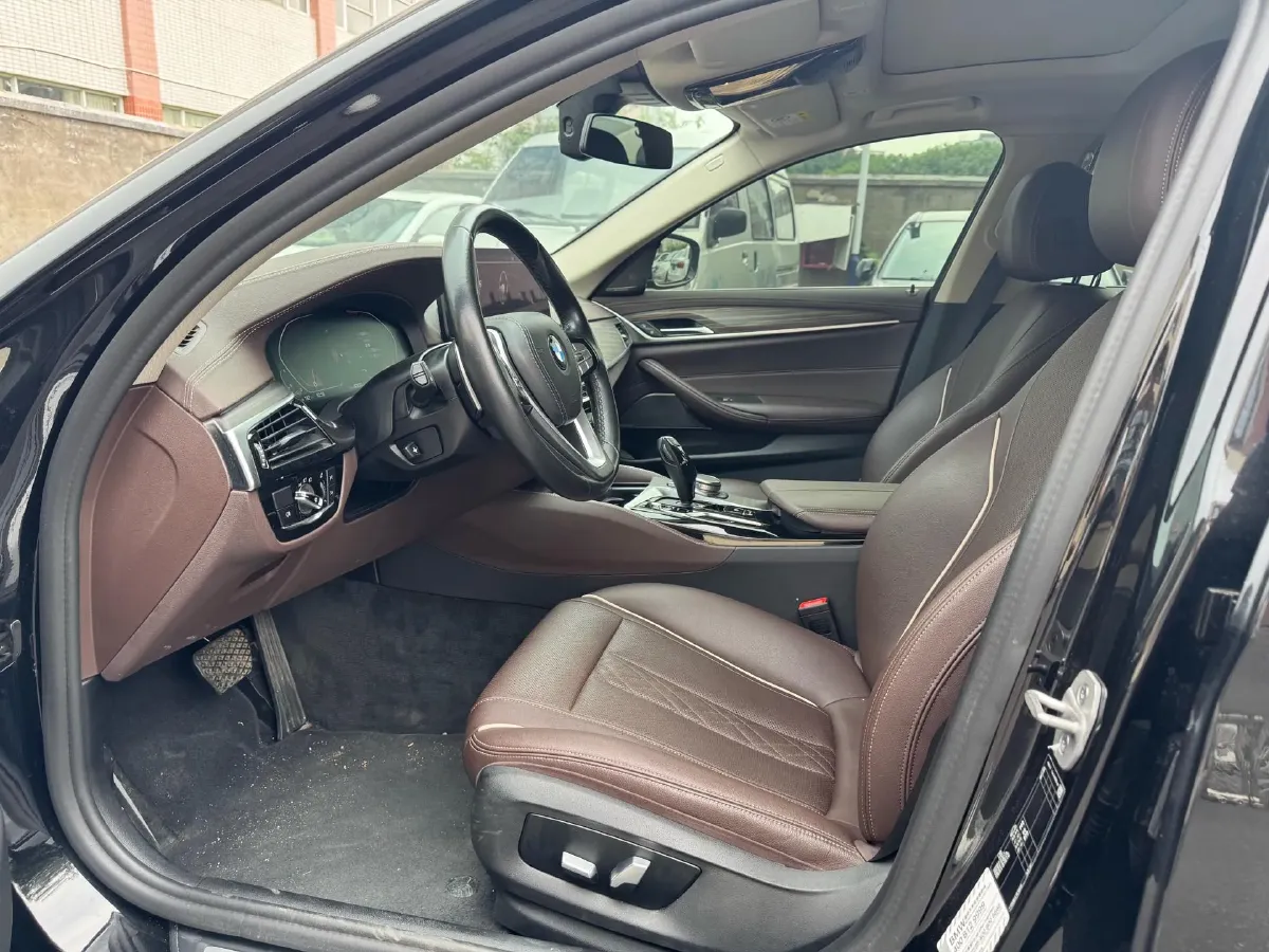 2022 BMW 5 Series 2.0T 252HP L4 8AT,autocango,china used car exporter,china ev exporter,chinese used car exporter,chinese used ev exporter