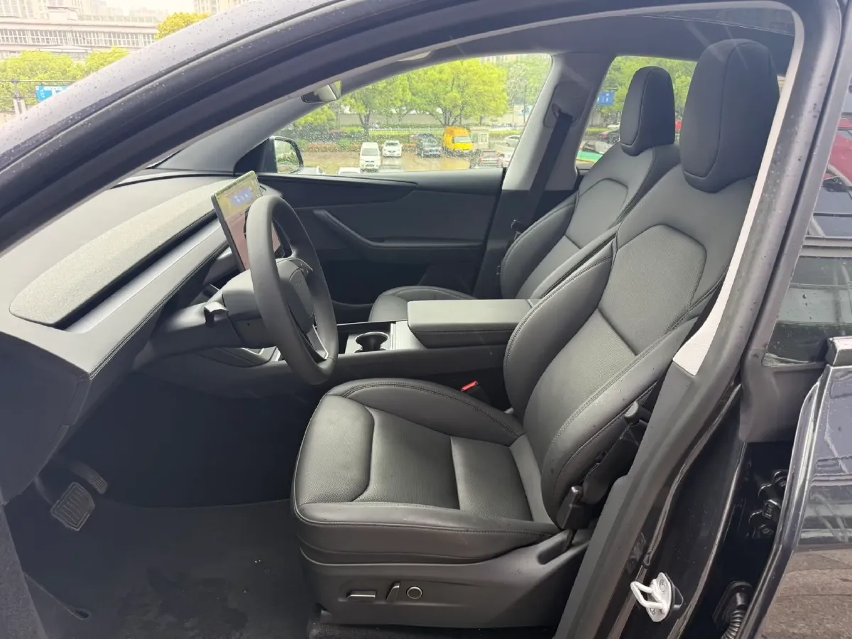 2025 Tesla Model Y BEV 62.5KWH,autocango,china used car exporter,china ev exporter,chinese used car exporter,chinese used ev exporter