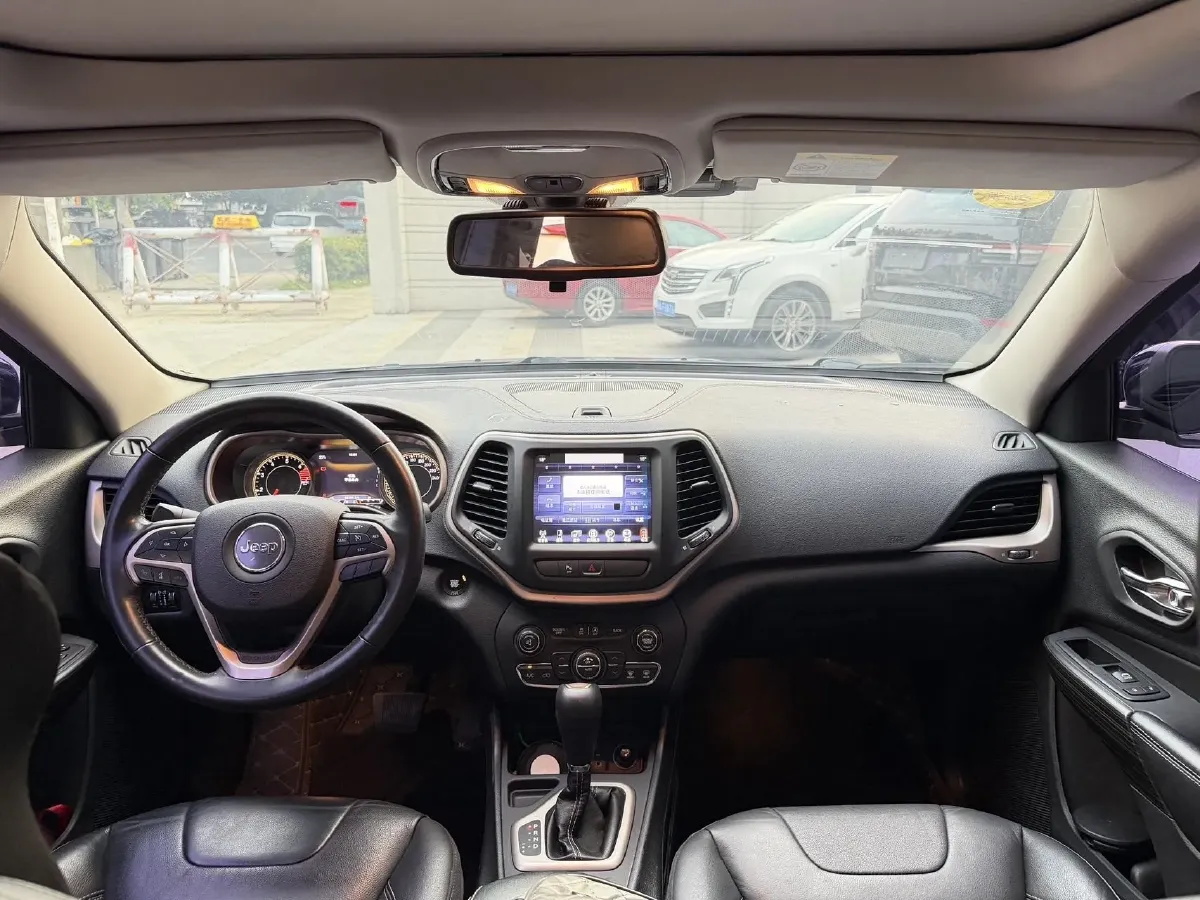 2017 Jeep Cherokee 2.0L 155HP L4 9AT,autocango,china used car exporter,china ev exporter,chinese used car exporter,chinese used ev exporter