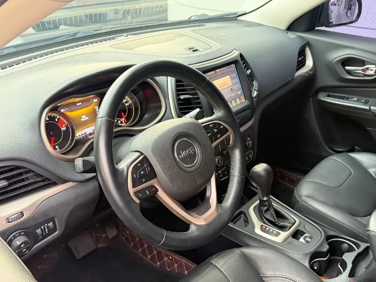 2017 Jeep Cherokee 2.0L 155HP L4 9AT,autocango,china used car exporter,china ev exporter,chinese used car exporter,chinese used ev exporter