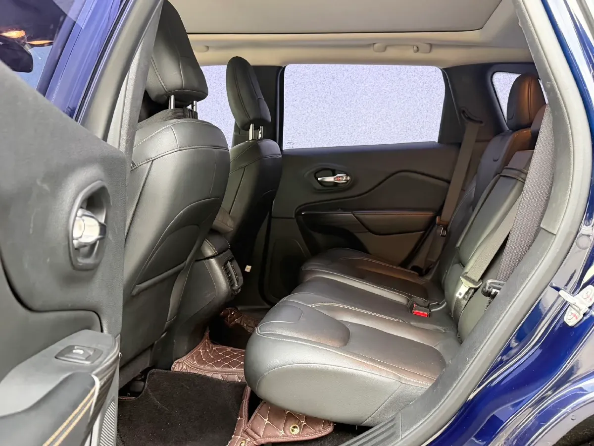 2017 Jeep Cherokee 2.0L 155HP L4 9AT,autocango,china used car exporter,china ev exporter,chinese used car exporter,chinese used ev exporter