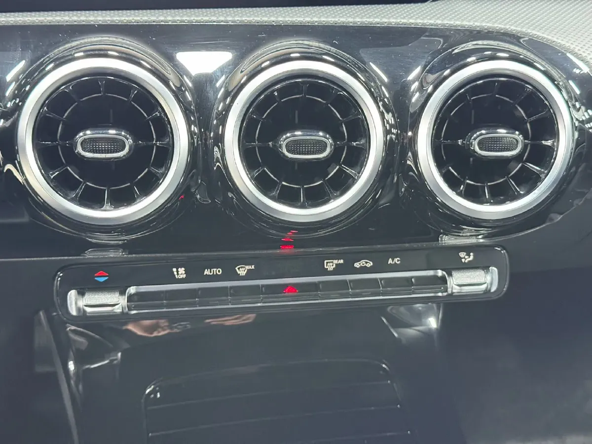 2023 Mercedes-Benz A Class 1.3T 136HP L4 7DCT,autocango,china used car exporter,china ev exporter,chinese used car exporter,chinese used ev exporter