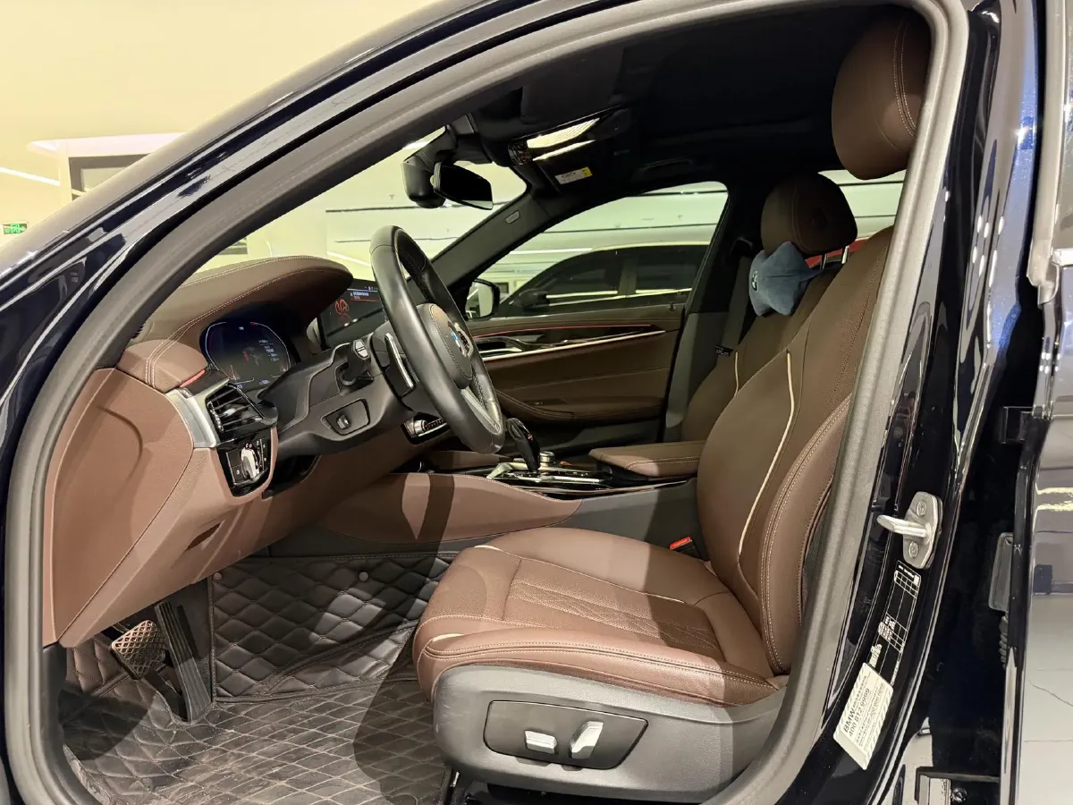 2022 BMW 5 Series 2.0T 252HP L4 8AT,autocango,china used car exporter,china ev exporter,chinese used car exporter,chinese used ev exporter