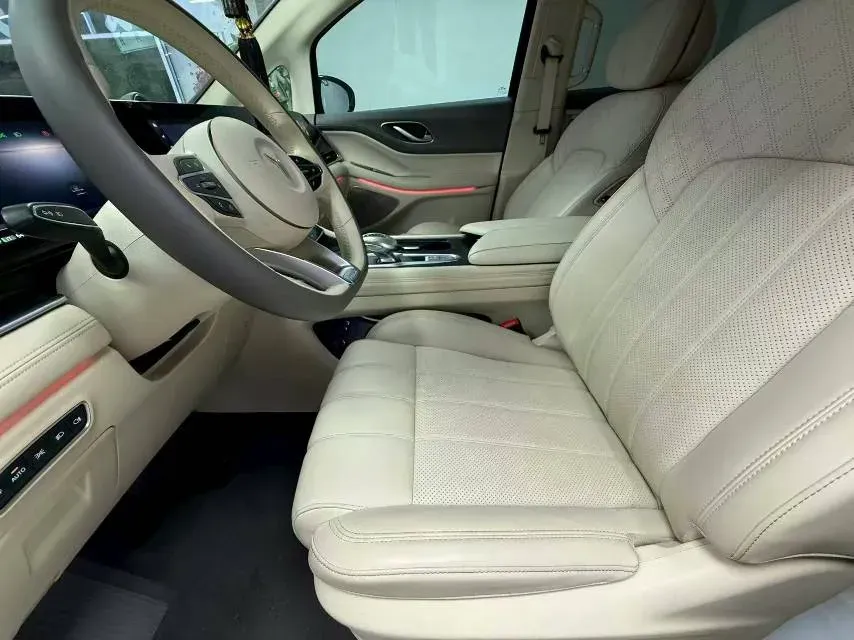 2024 Voyah Dream 1.5T 150HP L4 PHEV 43KWH,autocango,china used car exporter,china ev exporter,chinese used car exporter,chinese used ev exporter