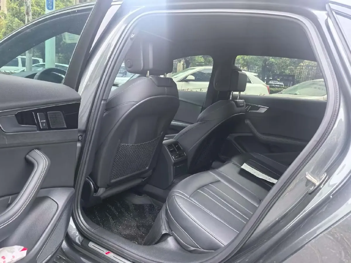 2024 Audi A4L 2.0T 190HP L4 7DCT,autocango,china used car exporter,china ev exporter,chinese used car exporter,chinese used ev exporter