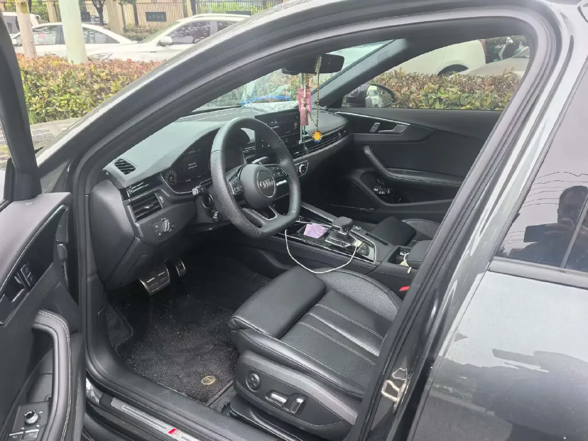 2024 Audi A4L 2.0T 190HP L4 7DCT,autocango,china used car exporter,china ev exporter,chinese used car exporter,chinese used ev exporter