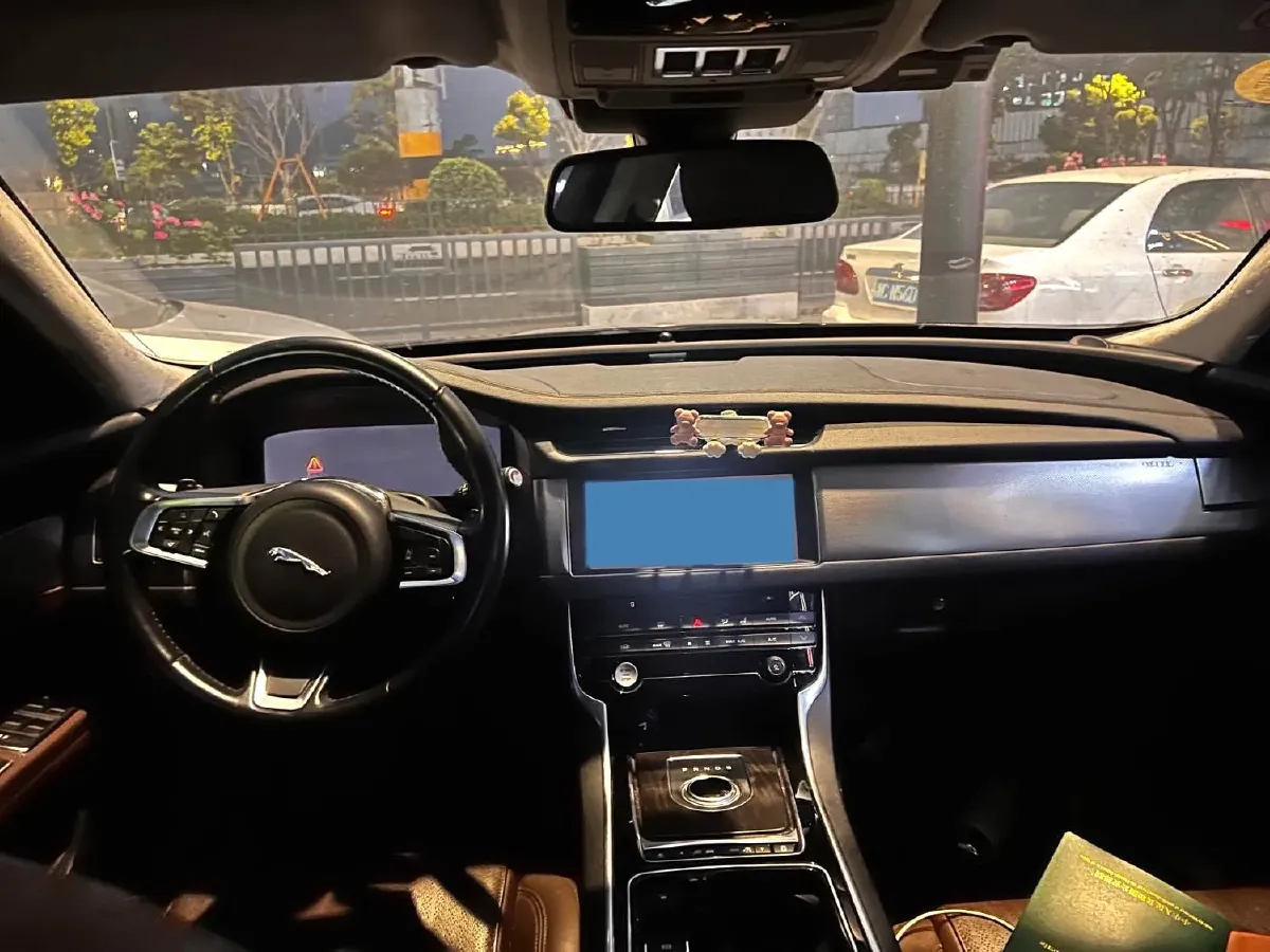 2018 Jaguar XF 2.0T 250HP L4 8AT,autocango,china used car exporter,china ev exporter,chinese used car exporter,chinese used ev exporter