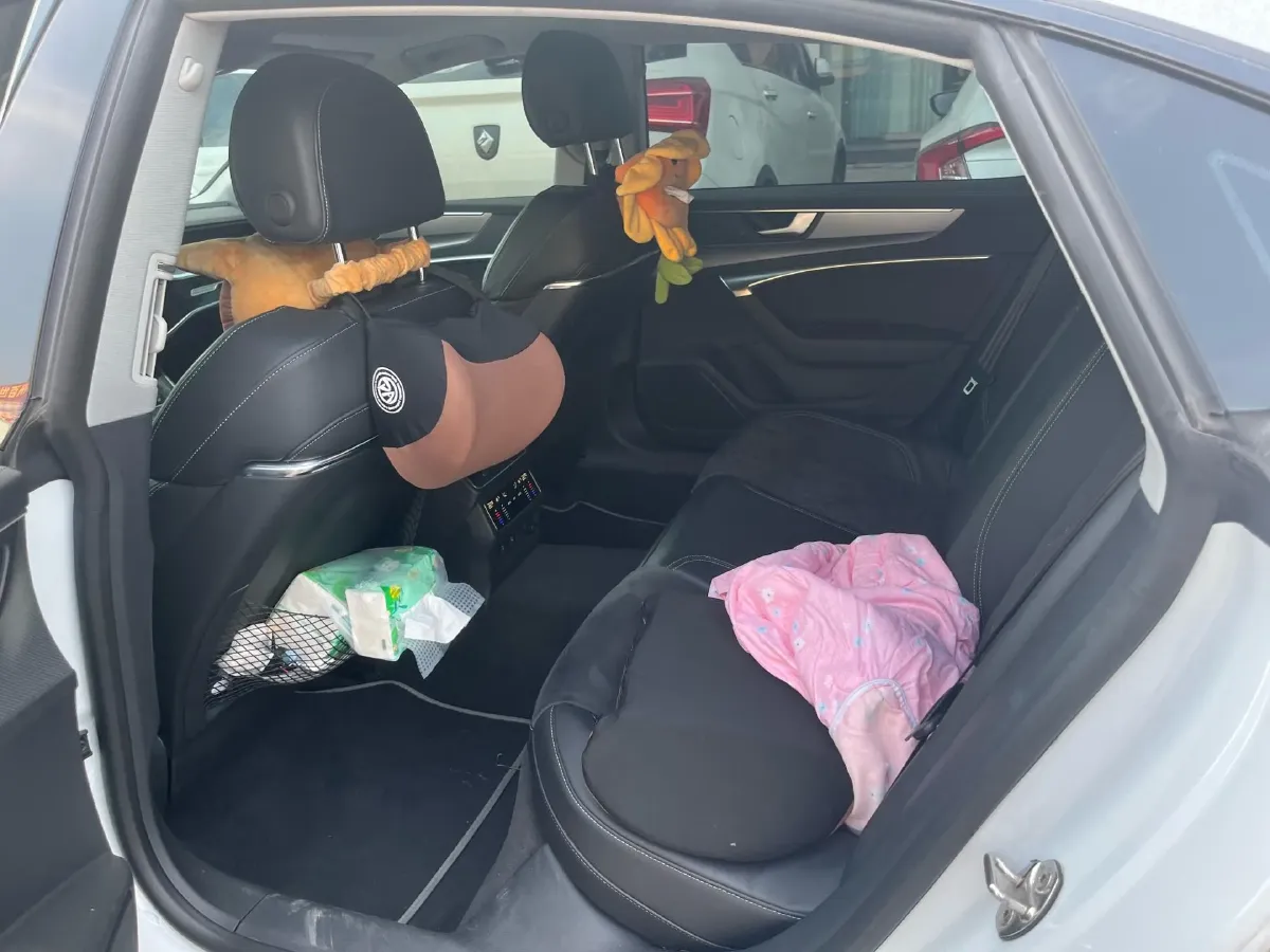 2022 Audi A7L 2.0T 245HP L4 7DCT,autocango,china used car exporter,china ev exporter,chinese used car exporter,chinese used ev exporter