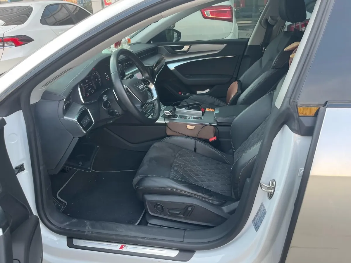 2022 Audi A7L 2.0T 245HP L4 7DCT,autocango,china used car exporter,china ev exporter,chinese used car exporter,chinese used ev exporter