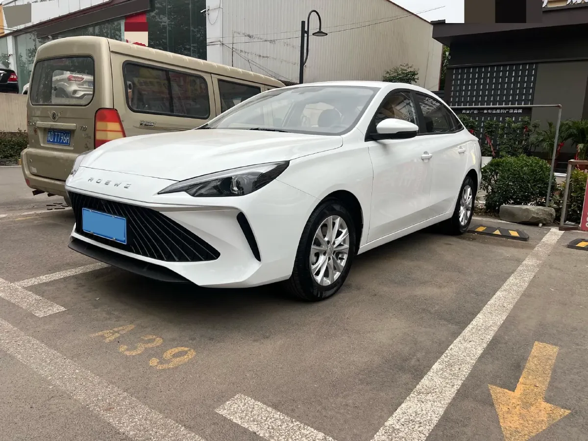 2023 Roewe i5 1.5L 129HP L4 5MT,autocango,china used car exporter,china ev exporter,chinese used car exporter,chinese used ev exporter