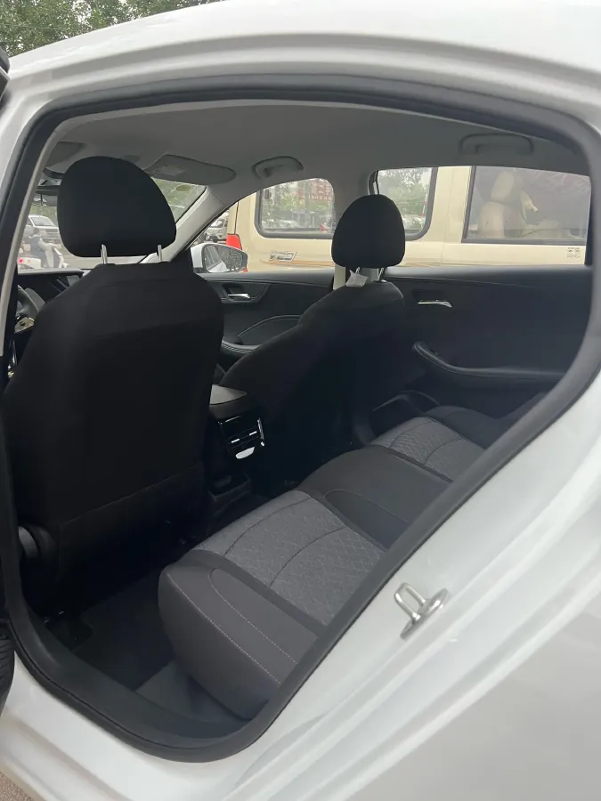 2023 Roewe i5 1.5L 129HP L4 5MT,autocango,china used car exporter,china ev exporter,chinese used car exporter,chinese used ev exporter