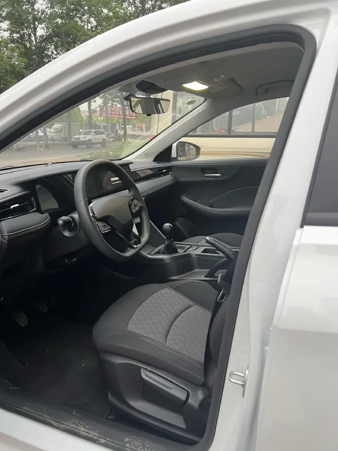 2023 Roewe i5 1.5L 129HP L4 5MT,autocango,china used car exporter,china ev exporter,chinese used car exporter,chinese used ev exporter