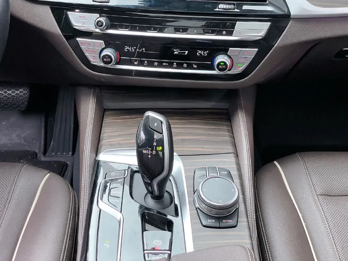 2023 BMW 5 Series 2.0T 245HP L4 8AT,autocango,china used car exporter,china ev exporter,chinese used car exporter,chinese used ev exporter