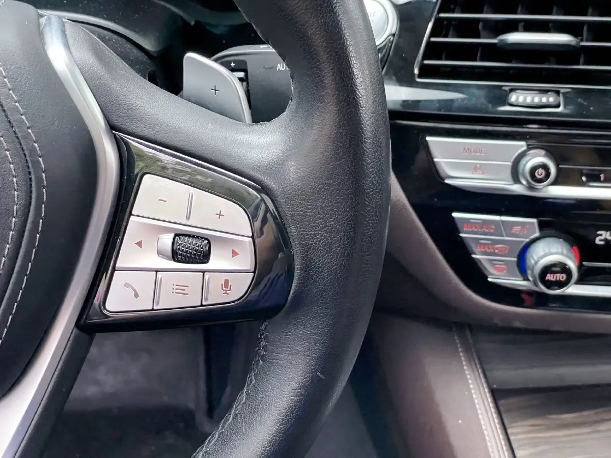 2023 BMW 5 Series 2.0T 245HP L4 8AT,autocango,china used car exporter,china ev exporter,chinese used car exporter,chinese used ev exporter