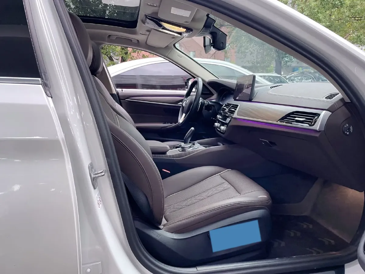 2023 BMW 5 Series 2.0T 245HP L4 8AT,autocango,china used car exporter,china ev exporter,chinese used car exporter,chinese used ev exporter