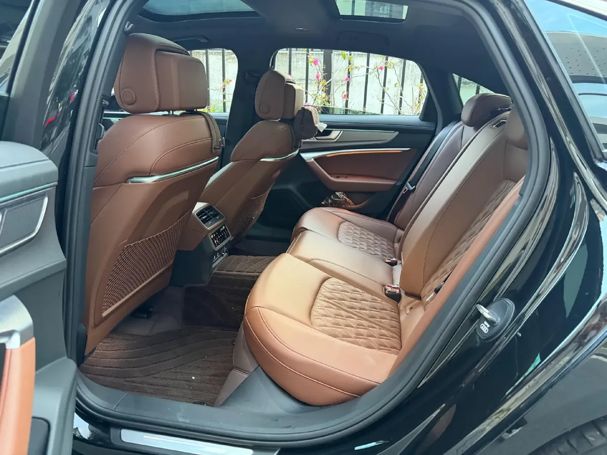 2025 Audi A6L 2.0T 245HP L4 7DCT,autocango,china used car exporter,china ev exporter,chinese used car exporter,chinese used ev exporter