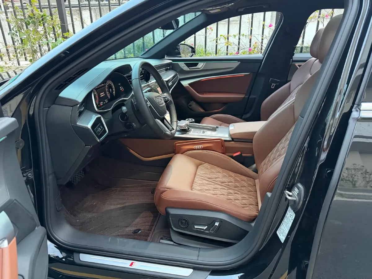 2025 Audi A6L 2.0T 245HP L4 7DCT,autocango,china used car exporter,china ev exporter,chinese used car exporter,chinese used ev exporter