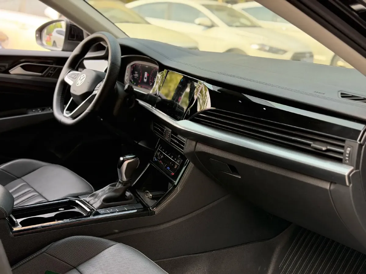 2025 Volkswagen Passat 2.0T 220HP L4 7DCT,autocango,china used car exporter,china ev exporter,chinese used car exporter,chinese used ev exporter