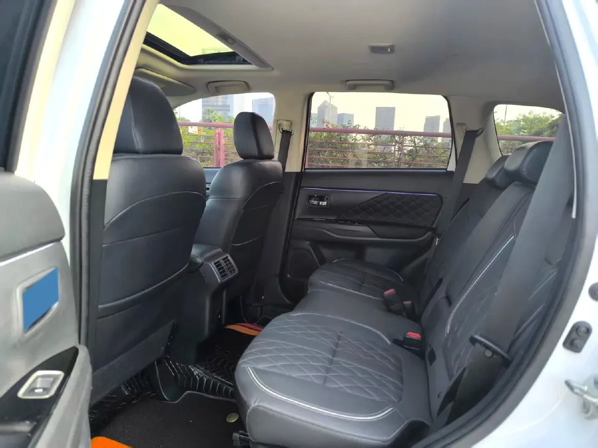 2021 Mitsubishi Outlander 2.4L 192HP L4 CVT,autocango,china used car exporter,china ev exporter,chinese used car exporter,chinese used ev exporter