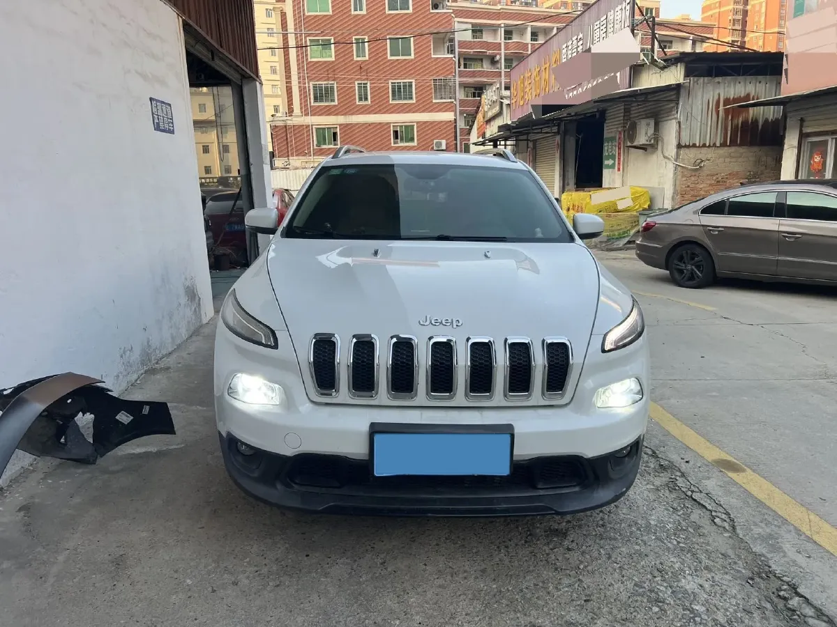 2017 Jeep Cherokee 2.0L 155HP L4 9AT,autocango,china used car exporter,china ev exporter,chinese used car exporter,chinese used ev exporter