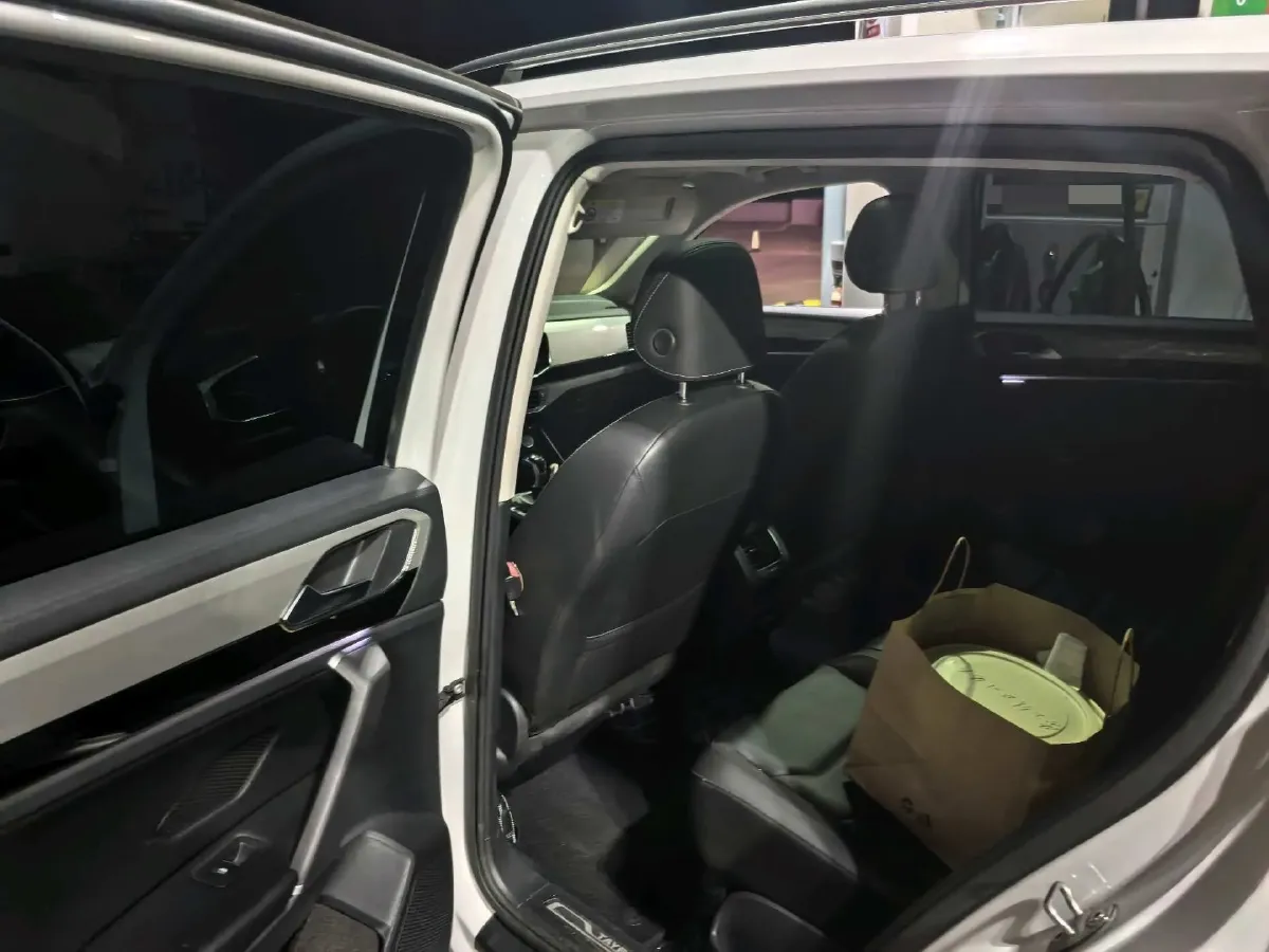 2019 Jeep Cherokee 2.0T 234HP L4 9AT,autocango,china used car exporter,china ev exporter,chinese used car exporter,chinese used ev exporter