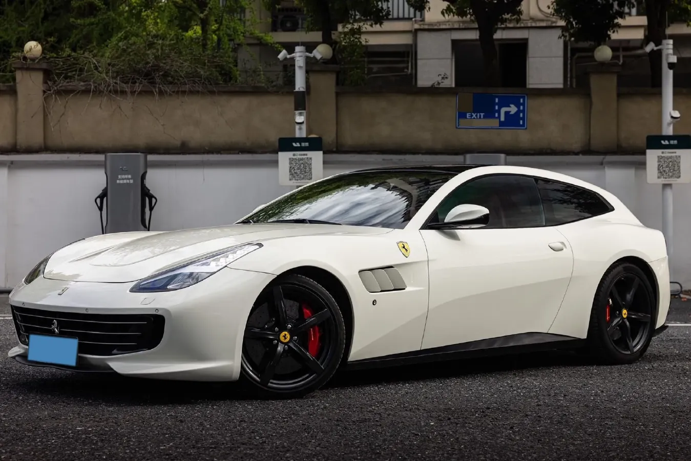 2017 Ferrari GTC4 Lusso 3.9T 609HP V8 7DCT,autocango,china used car exporter,china ev exporter,chinese used car exporter,chinese used ev exporter