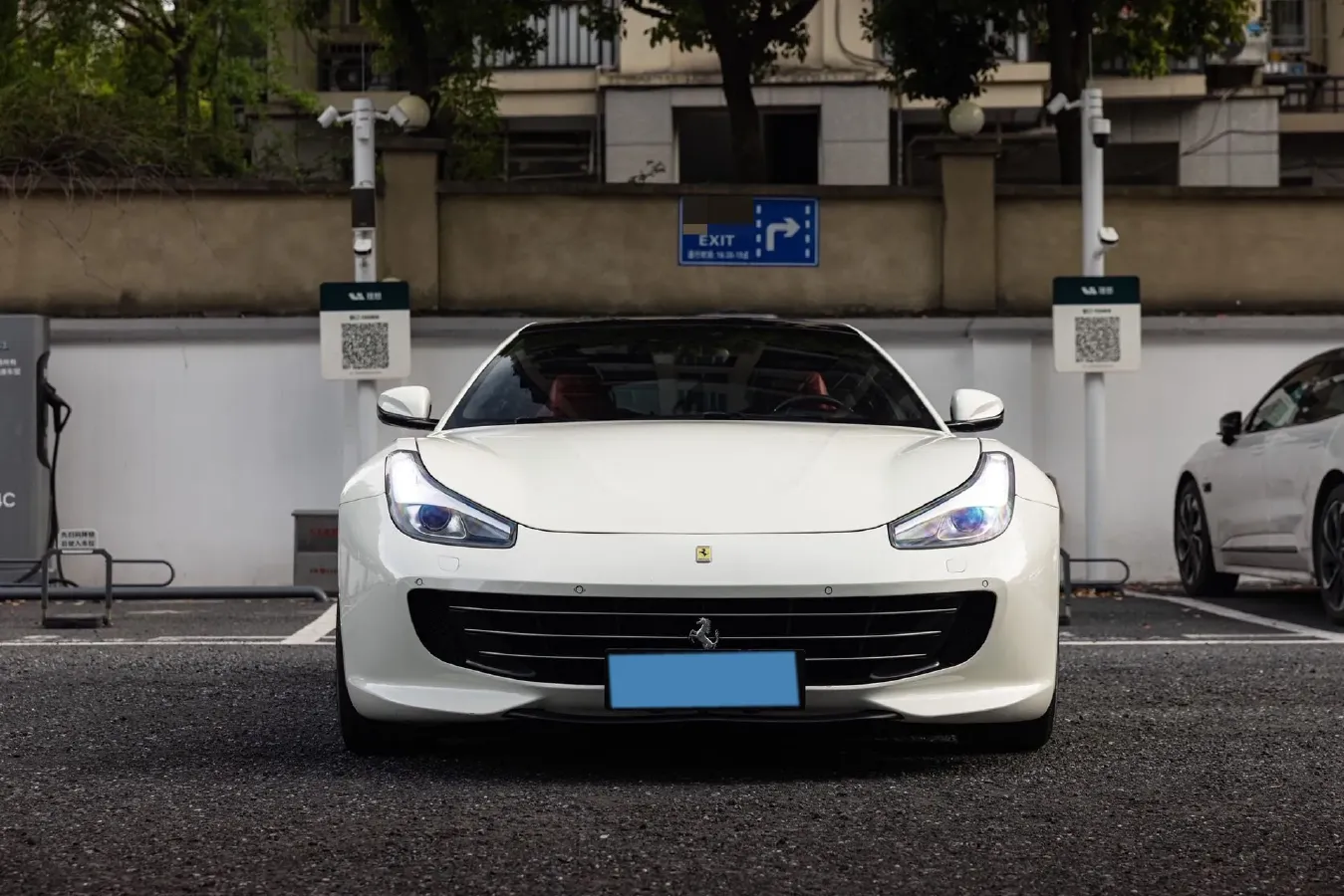 2017 Ferrari GTC4 Lusso 3.9T 609HP V8 7DCT,autocango,china used car exporter,china ev exporter,chinese used car exporter,chinese used ev exporter