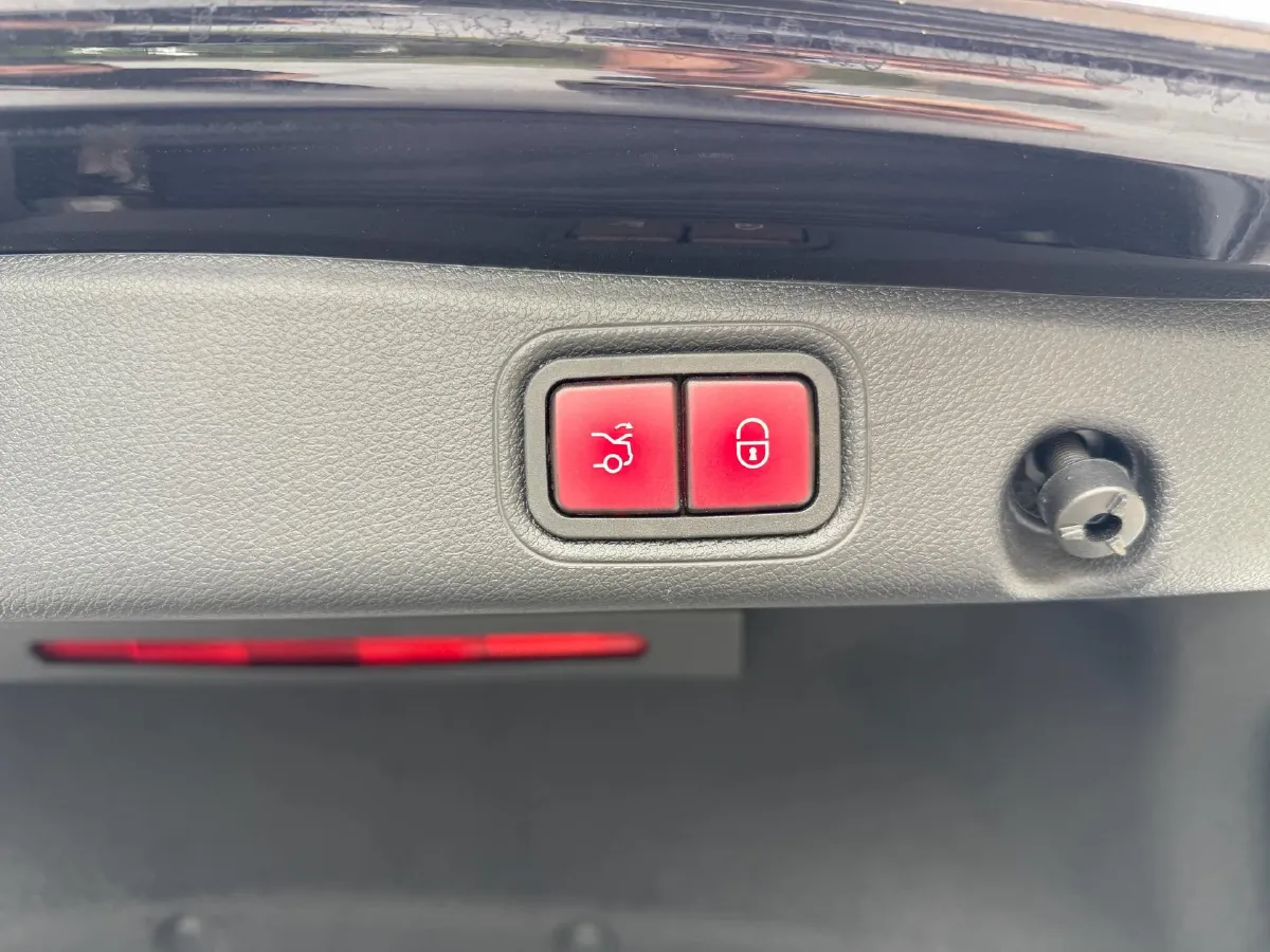 2022 Mercedes-Benz GLC Class 2.0T 258HP L4 9AT,autocango,china used car exporter,china ev exporter,chinese used car exporter,chinese used ev exporter