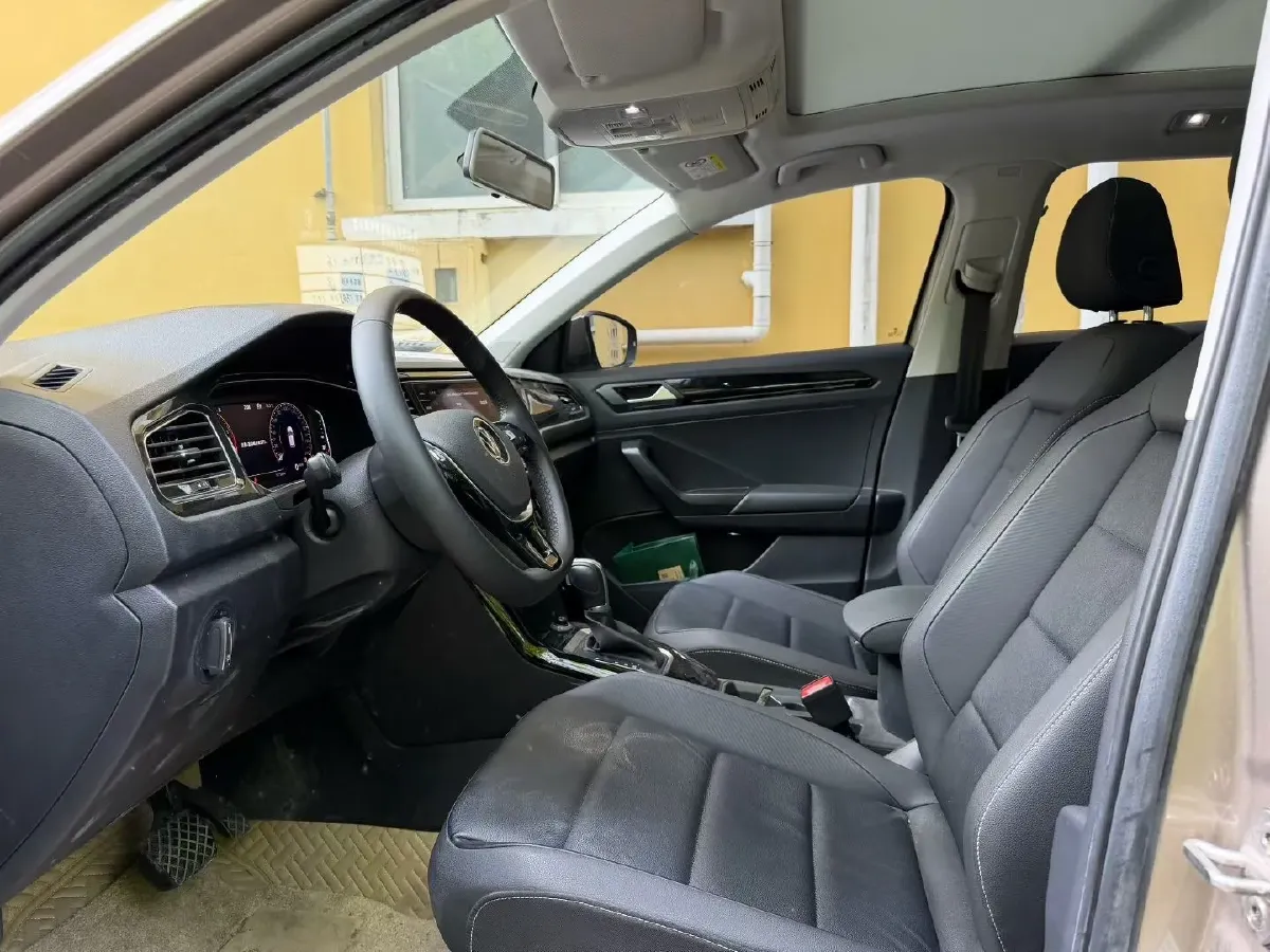 2021 Volkswagen T-Roc 1.4T 150HP L4 7DCT,autocango,china used car exporter,china ev exporter,chinese used car exporter,chinese used ev exporter