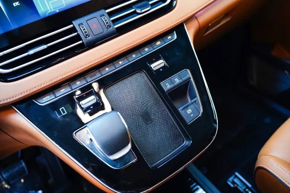 2023 HongQi HQ9 2.0T 252HP L4 8AT,autocango,china used car exporter,china ev exporter,chinese used car exporter,chinese used ev exporter