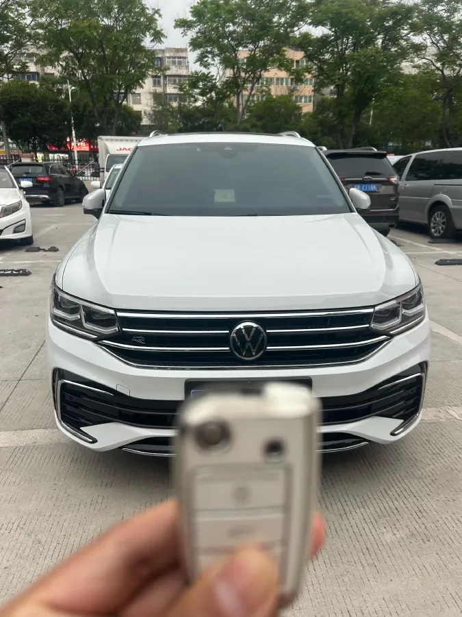 2023 Volkswagen Tiguan L 2.0T 186HP L4 7DCT,autocango,china used car exporter,china ev exporter,chinese used car exporter,chinese used ev exporter