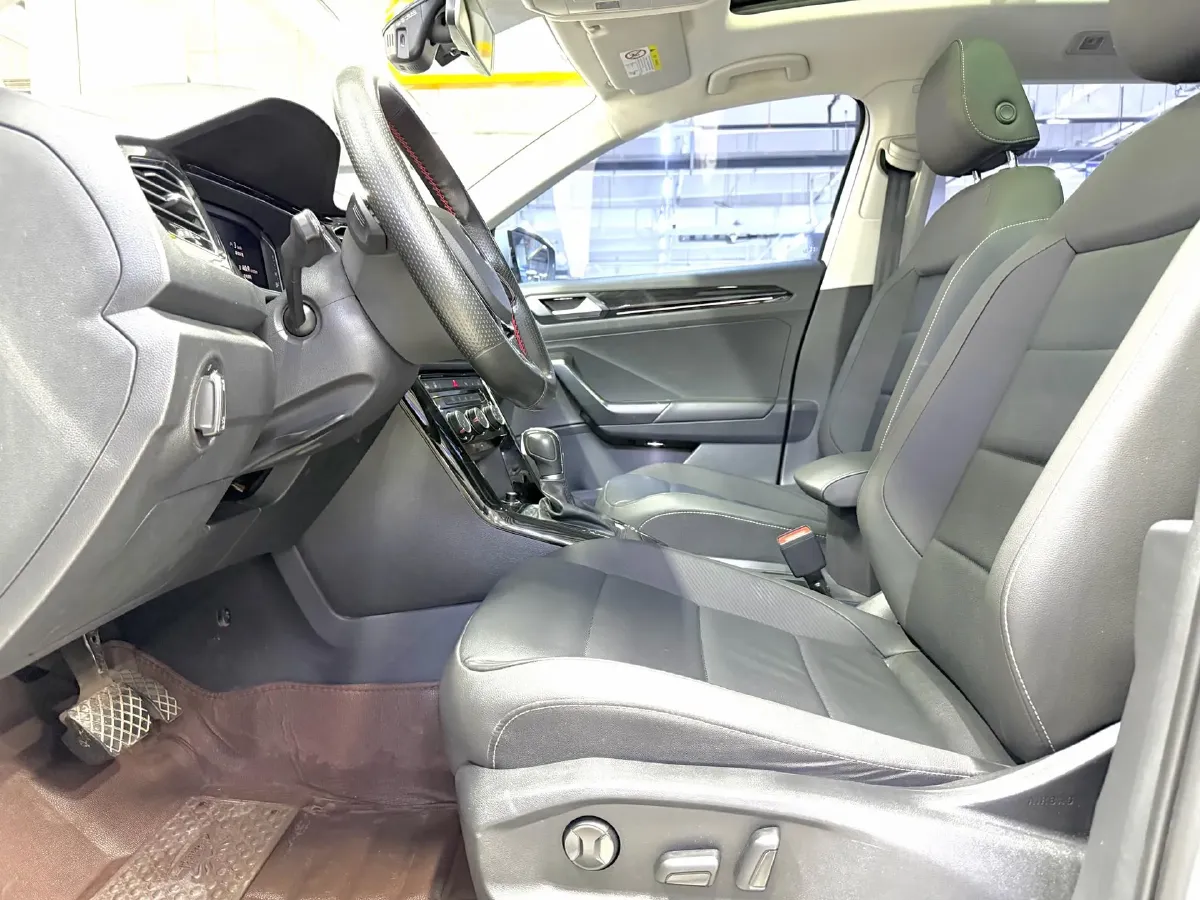 2022 Volkswagen T-Roc 1.4T 150HP L4 7DCT,autocango,china used car exporter,china ev exporter,chinese used car exporter,chinese used ev exporter
